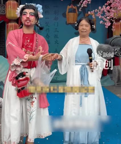 周星驰御用配角成功应聘景区NPC:已上班两天,感觉良好(图1) 周星驰御用配角成功应聘景区NPC:已上班两天,感觉良好(图1)