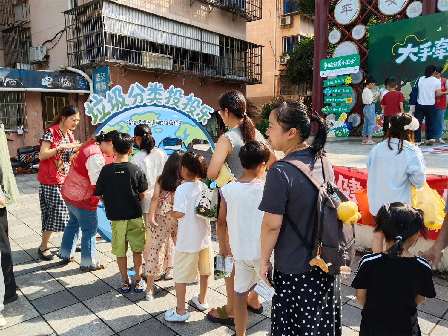 朱雀社区开展“大手牵小手·邻里垃圾分类小卫士”活动