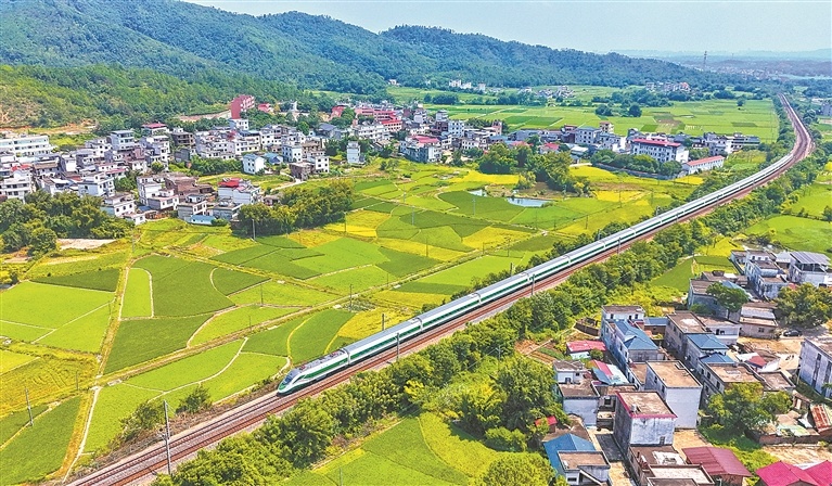 信丰县：高铁驰沃野（图）