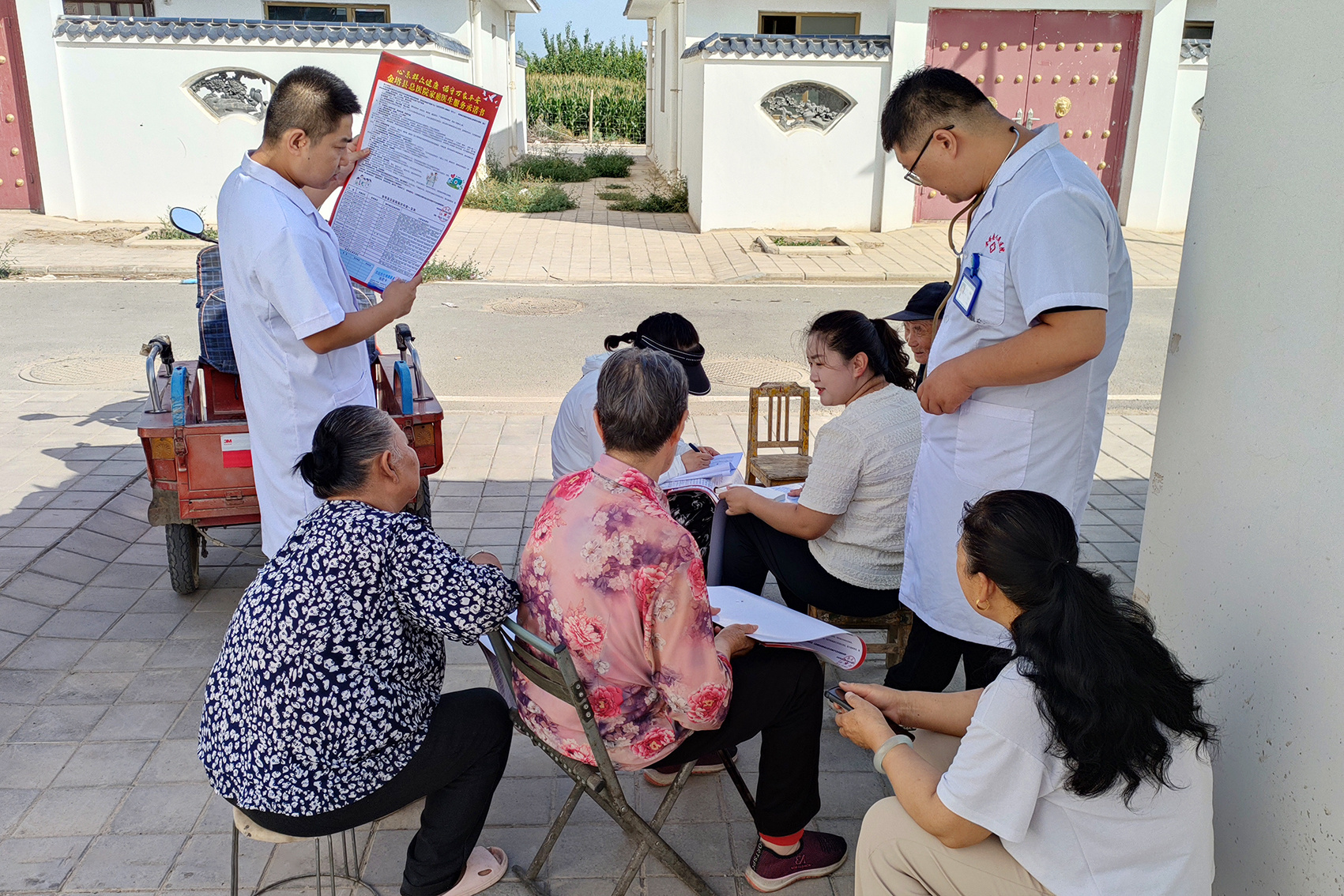 医护人员向群众开展宣教活动
