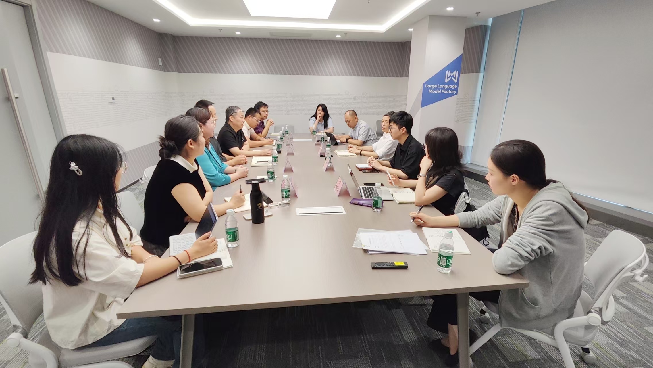 图:徐庄高新区党工委副书记、管委会副主任 汤浩 主持会议中