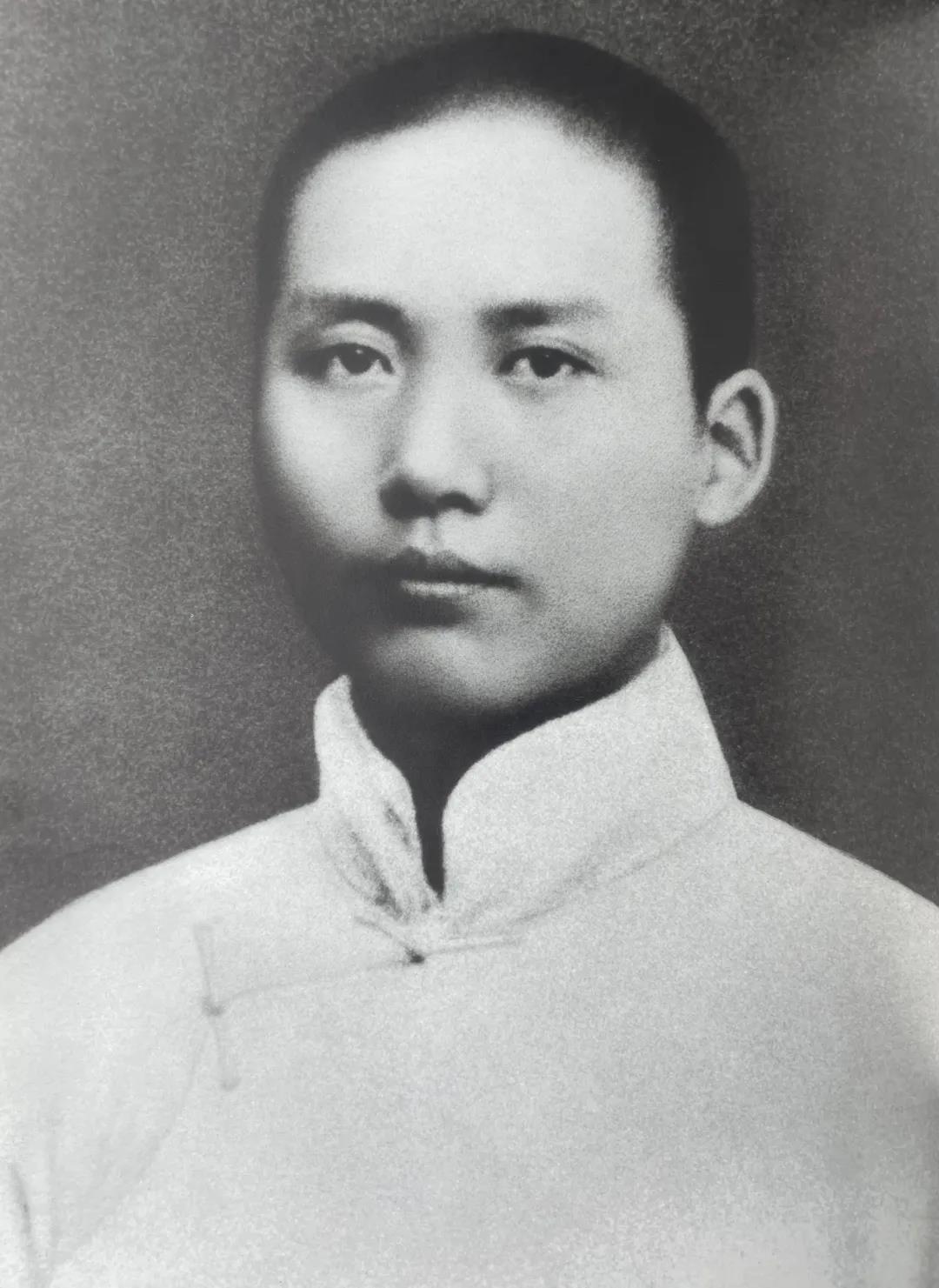在当时的学生中，青年毛泽东“从不和人打闹，对一切事物总是静思、观察”
