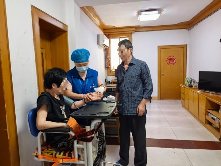护理员为杜阿姨上门提供专业照护