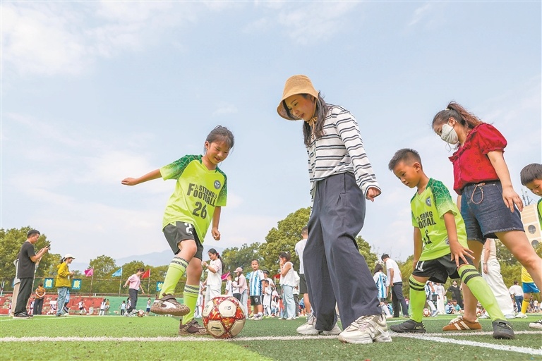 庐山市：校园足球热（图）
