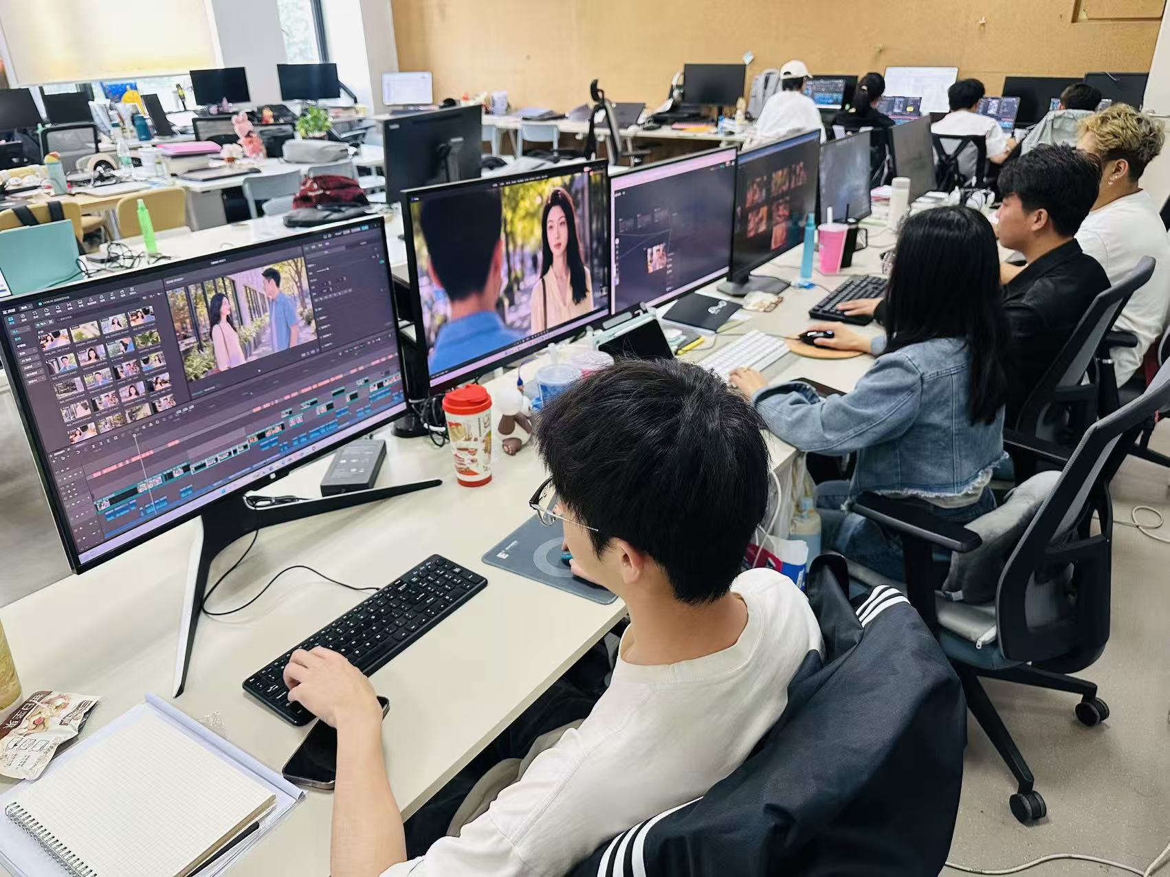 艾德艺术设计学院DEL工作室学生正在参与AI影片的创作