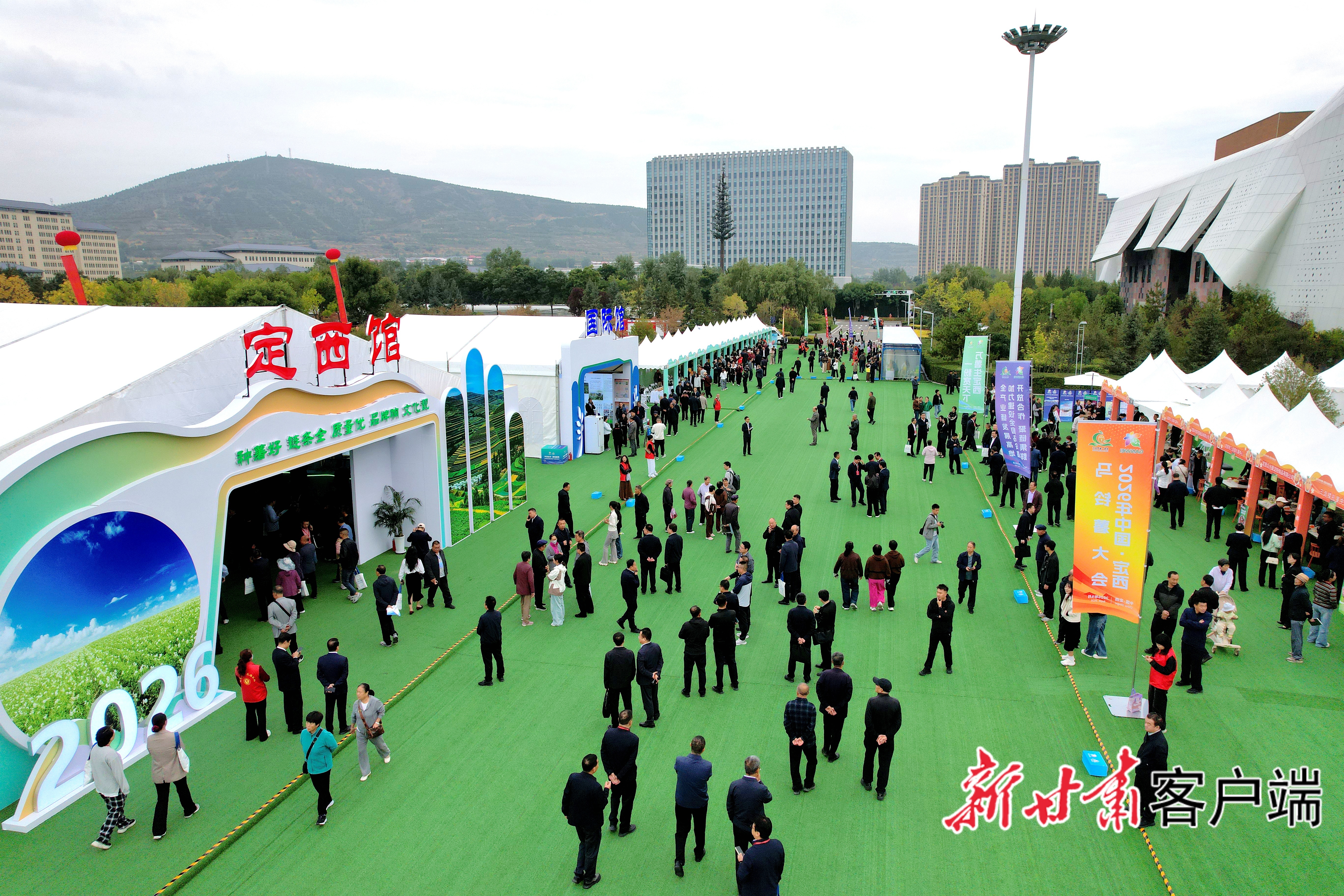 2026年中国·定西马铃薯大会特色展区,参观者络绎不绝。本文图片均由新甘肃·甘肃日报记者金奉乾摄