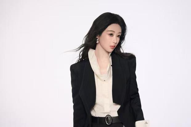 杨紫穿黑色宽松西装利落知性
