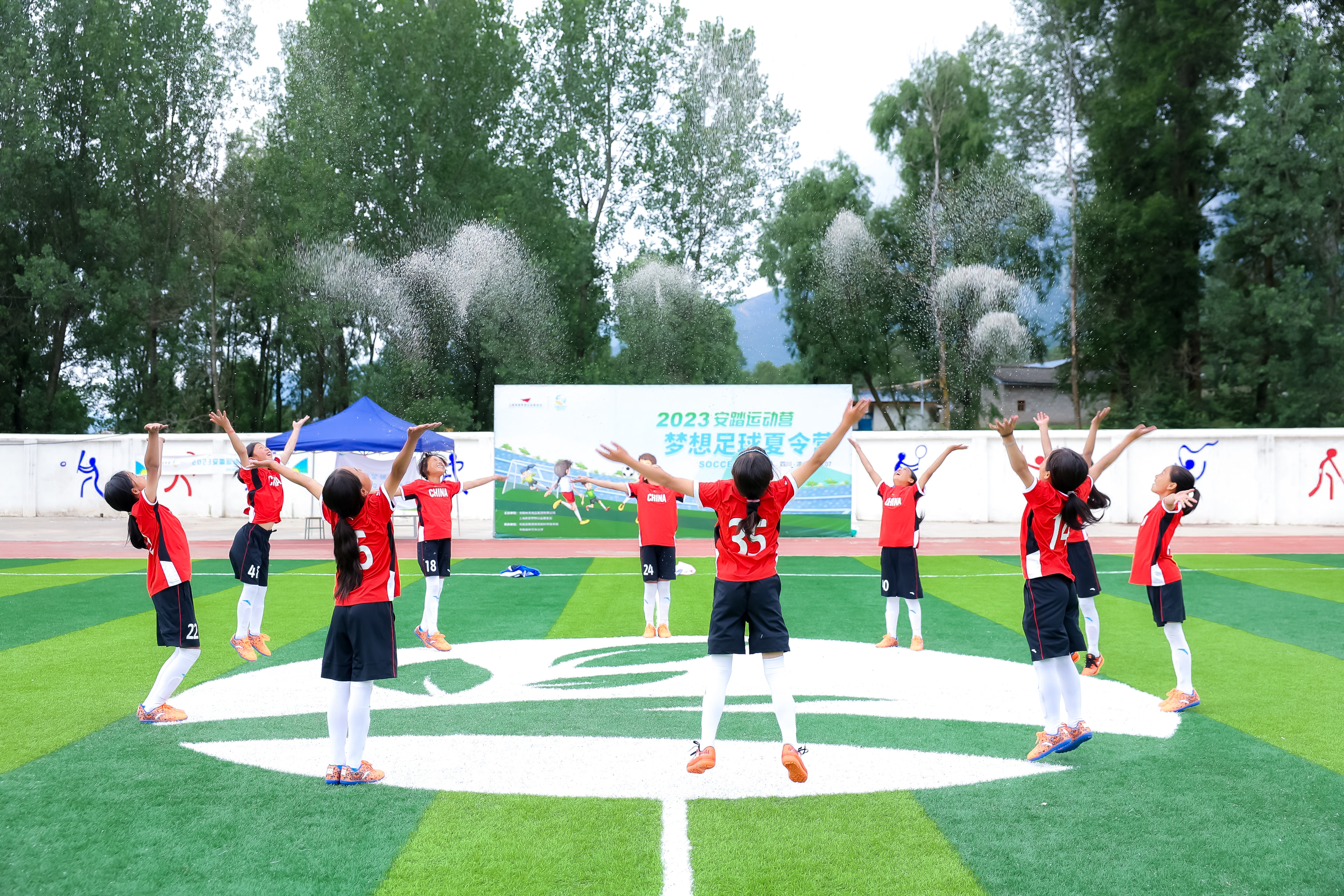 安踏运动场在四川省凉山彝族自治区布拖县补尔乡小学落成。
