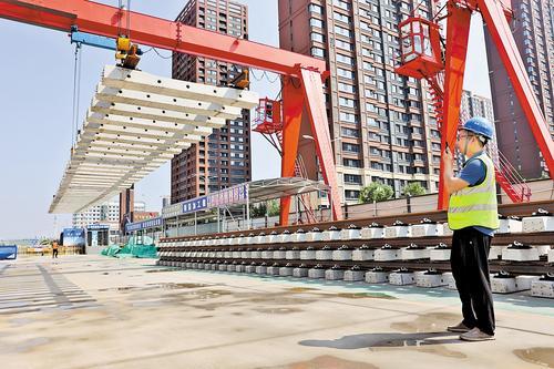 近日,石家庄轨道交通二期工程4号线一期工程建设现场,工作人员正在进行铺轨基地施工作业。石家庄交投集团所属轨道集团供图