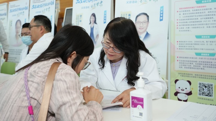 9月10日,兰州市民在甘肃省一家公立医院咨询健康问题。新华社发