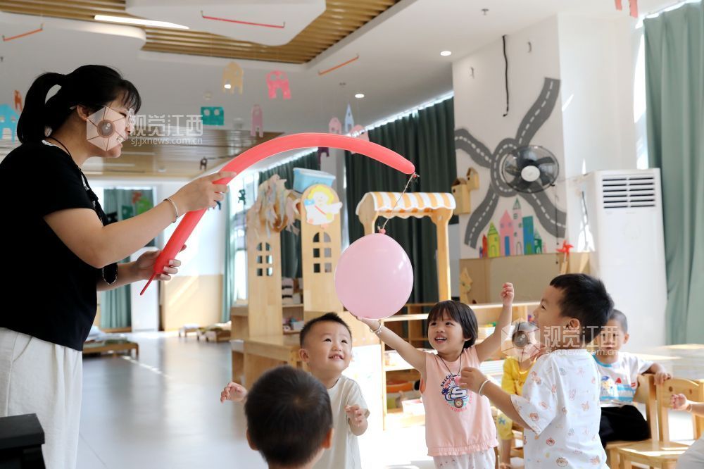2026年9月16日，江西省吉安市峡江县城西幼儿园托育班小朋友在老师陪伴下玩耍。