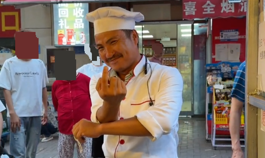 一炒饭摊主长相酷似沈腾，被网友称为“合肥分腾”