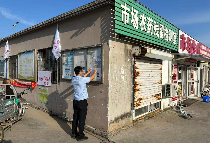北戴河新区市场监管执法人员在农贸市场、餐饮单位、超市等张贴“你点我查”通知及线索征集二维码。