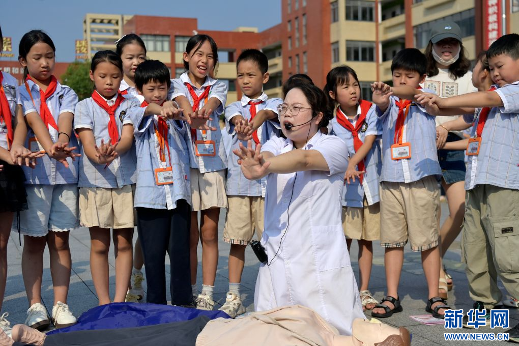 9月16日,在江西省宜春市万载县康乐街道中心小学,医生向学生传授心肺复苏急救知识。新华网发 邓龙华 摄