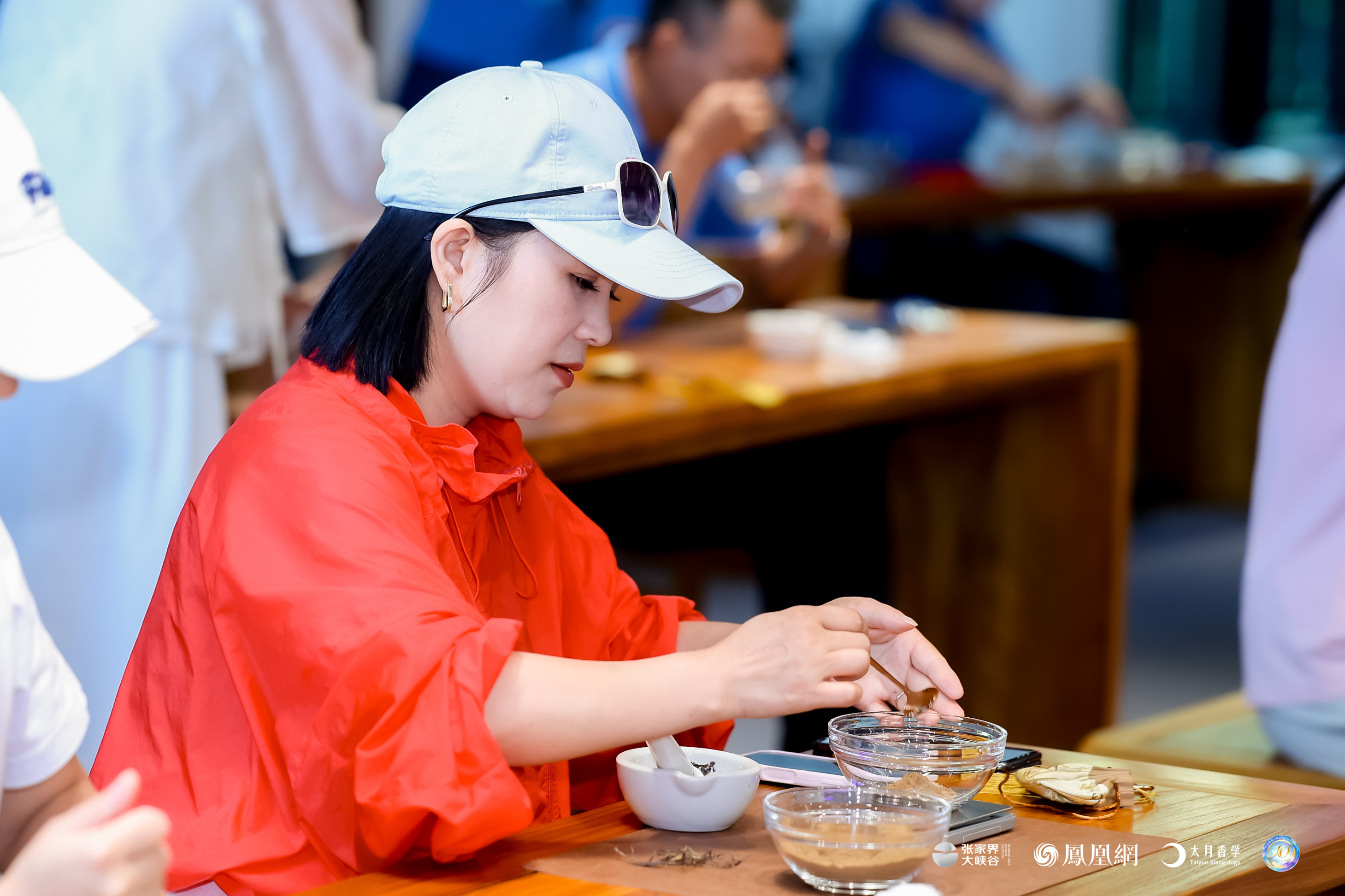 图集丨张家界大峡谷玩转“中国香”，中外游客玩嗨了