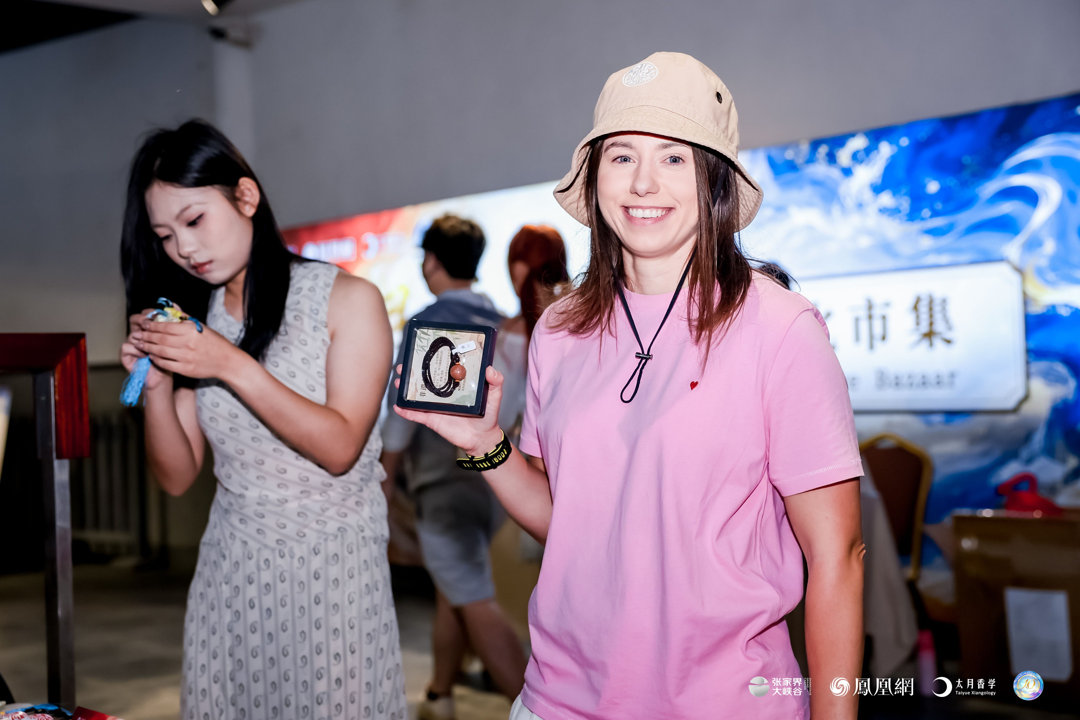 图集丨中国香创产品琳琅满目，中外游客争相体验