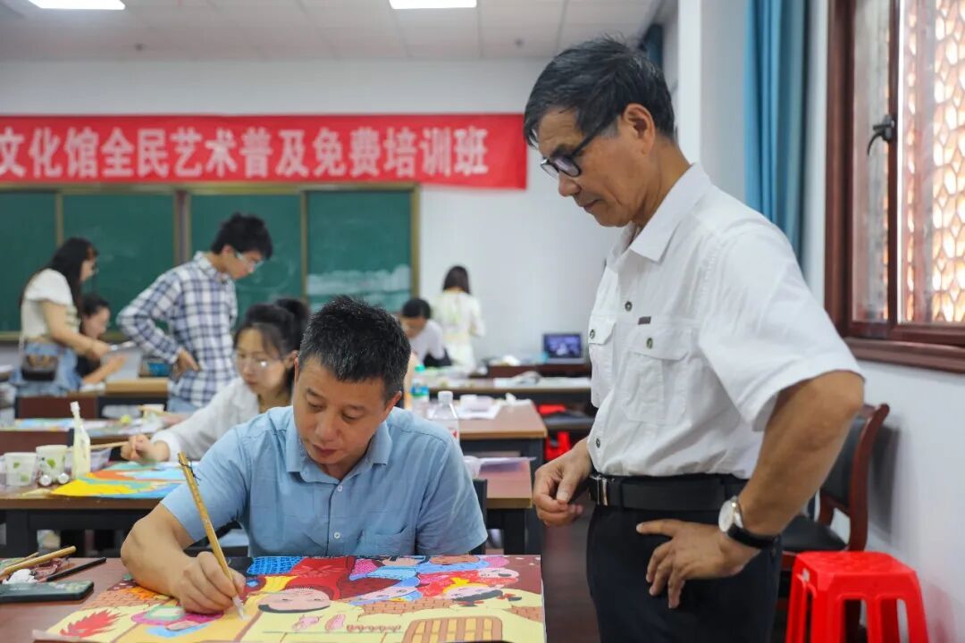 群众在参加农民画培训。