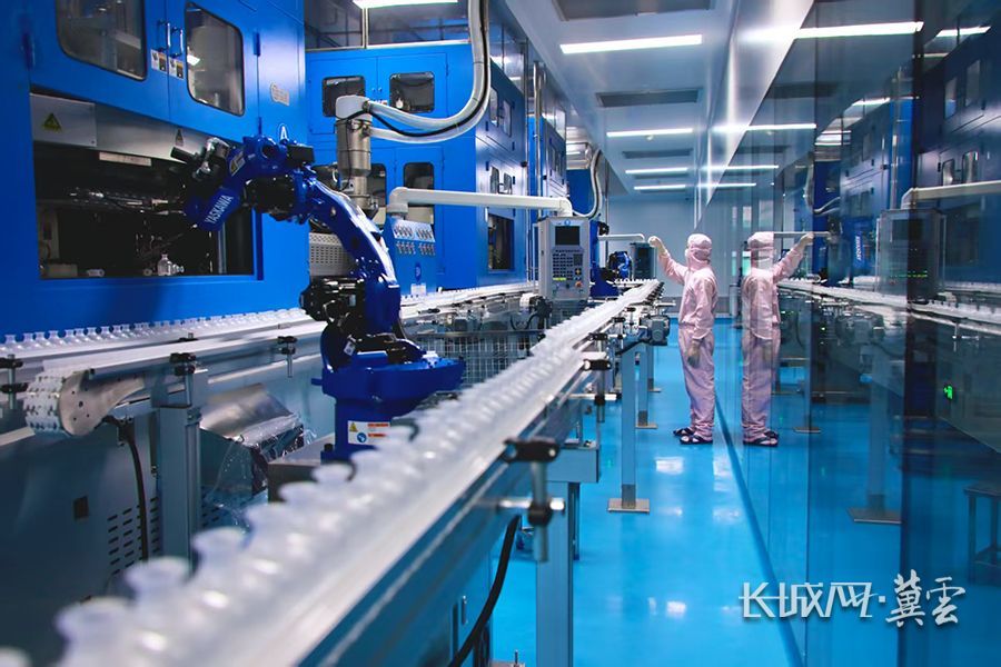 石家庄四药集团直立式软袋输液生产车间制瓶岗位员工正在工作。通讯员 尹旭广 摄