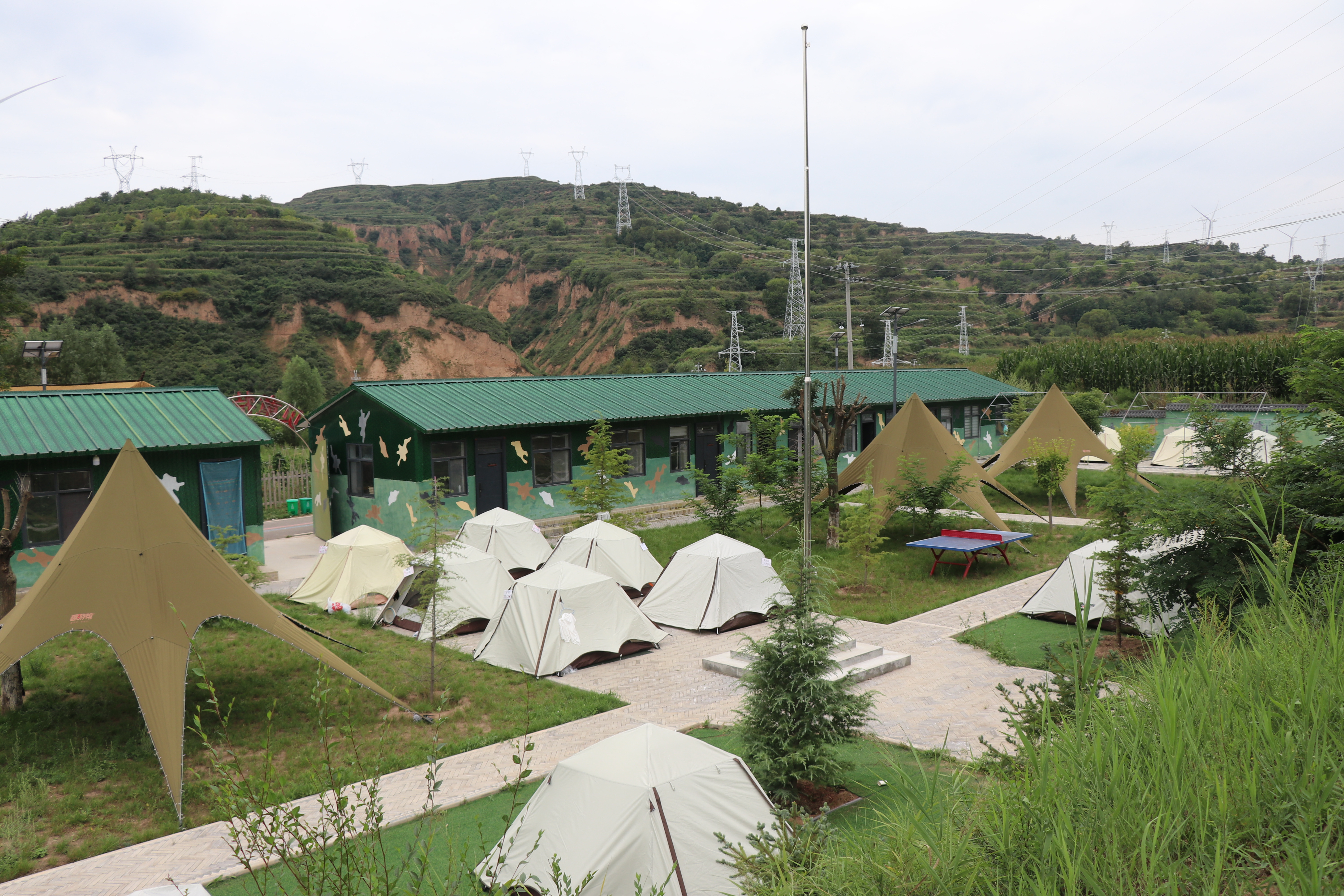 图为红色研学基地的野战营房.jpg