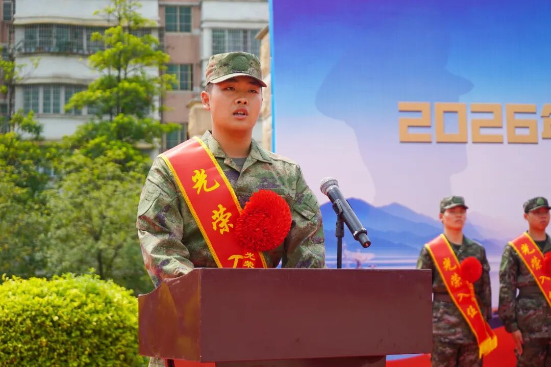 图:新兵代表李瑞华发言