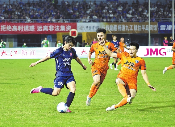 9月13日晚,2026赣超联赛半决赛次回合在九江市体育中心体育场震撼打响。九江队强势闯入本赛季赣超决赛。这是球员攻门的瞬间。 (本报记者 欧阳海员 摄)