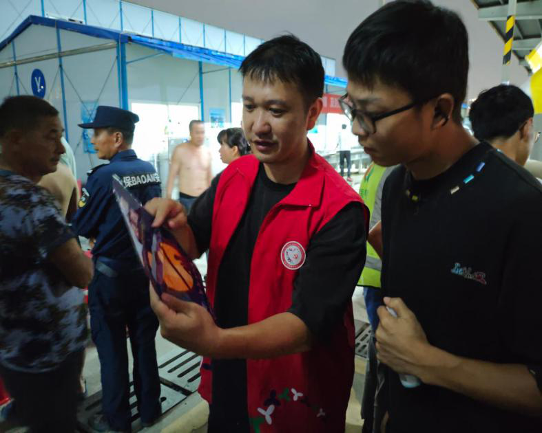 蚝心筑安·情暖工友|西乡街道蚝业社区关爱公益系列活动进工地暖心服务浸润一线建设者