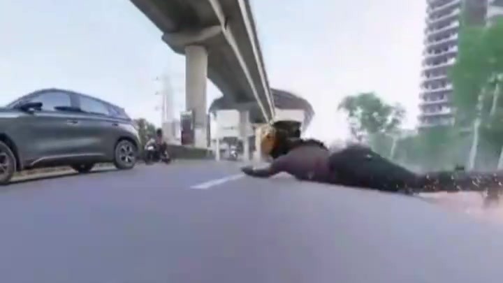 印度女骑手遭男子恶意别车，重摔倒地