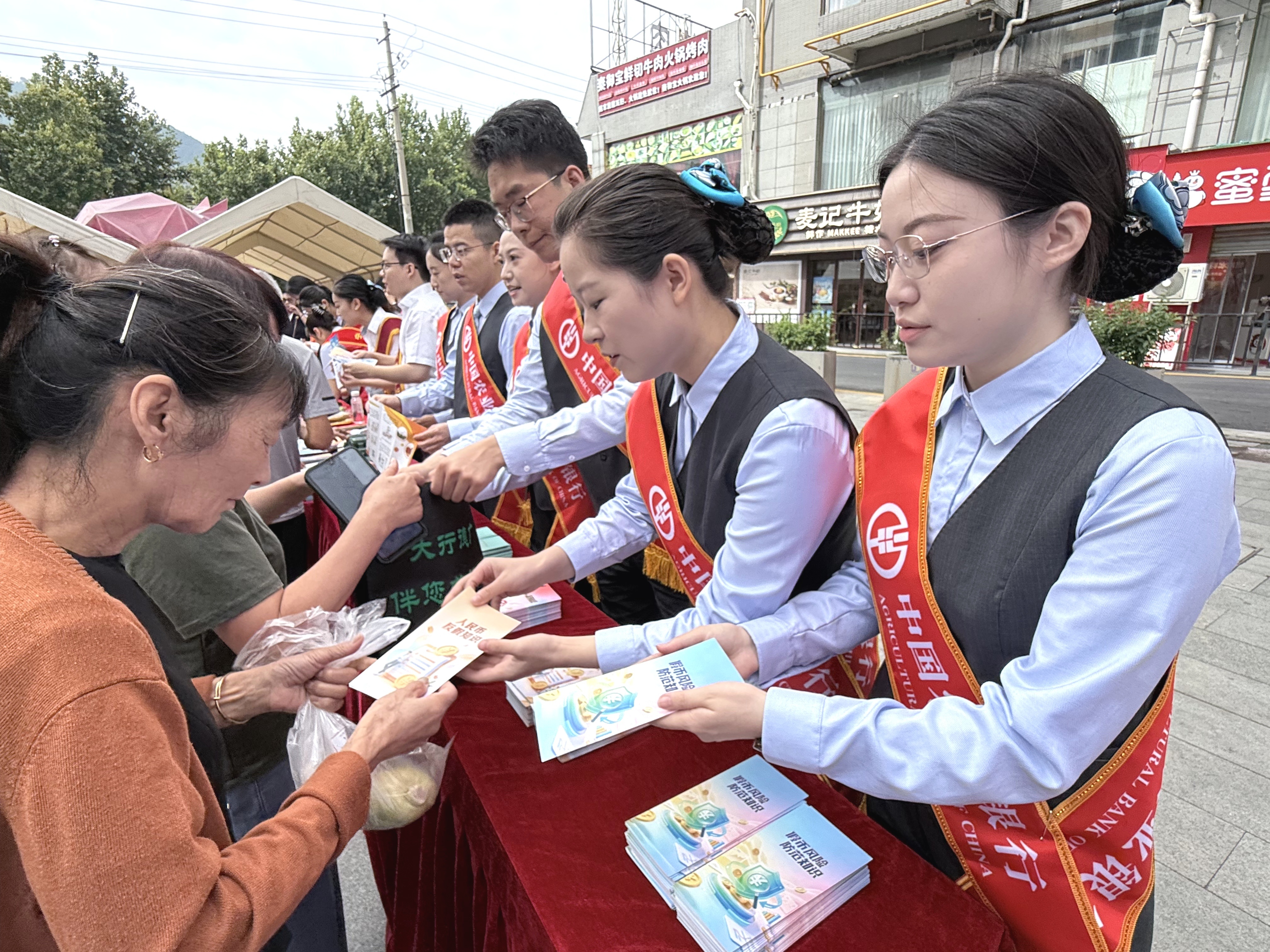 识假拒假防风险 共筑货币安全线——农行西安临潼区支行开展反假货币宣传月活动