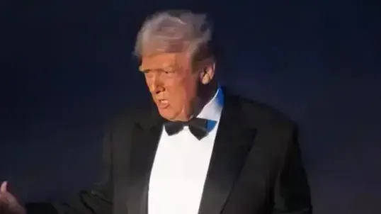 中期选举临近，特朗普的成绩单惨不忍睹，唯一“实绩”是掠夺委内瑞拉石油