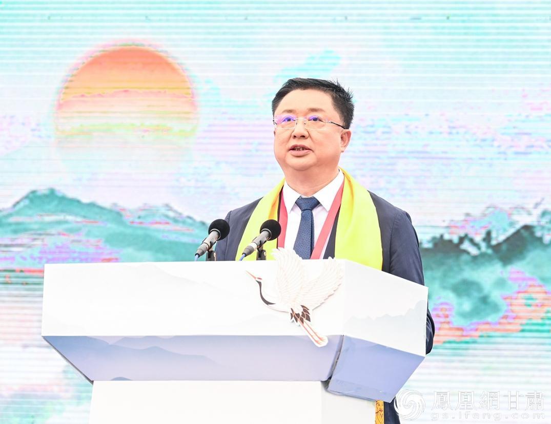 中共平凉市委常委、宣传部部长何鹏峰表示，希望专家学者为传承弘扬皇甫谧针灸文化传经指路。