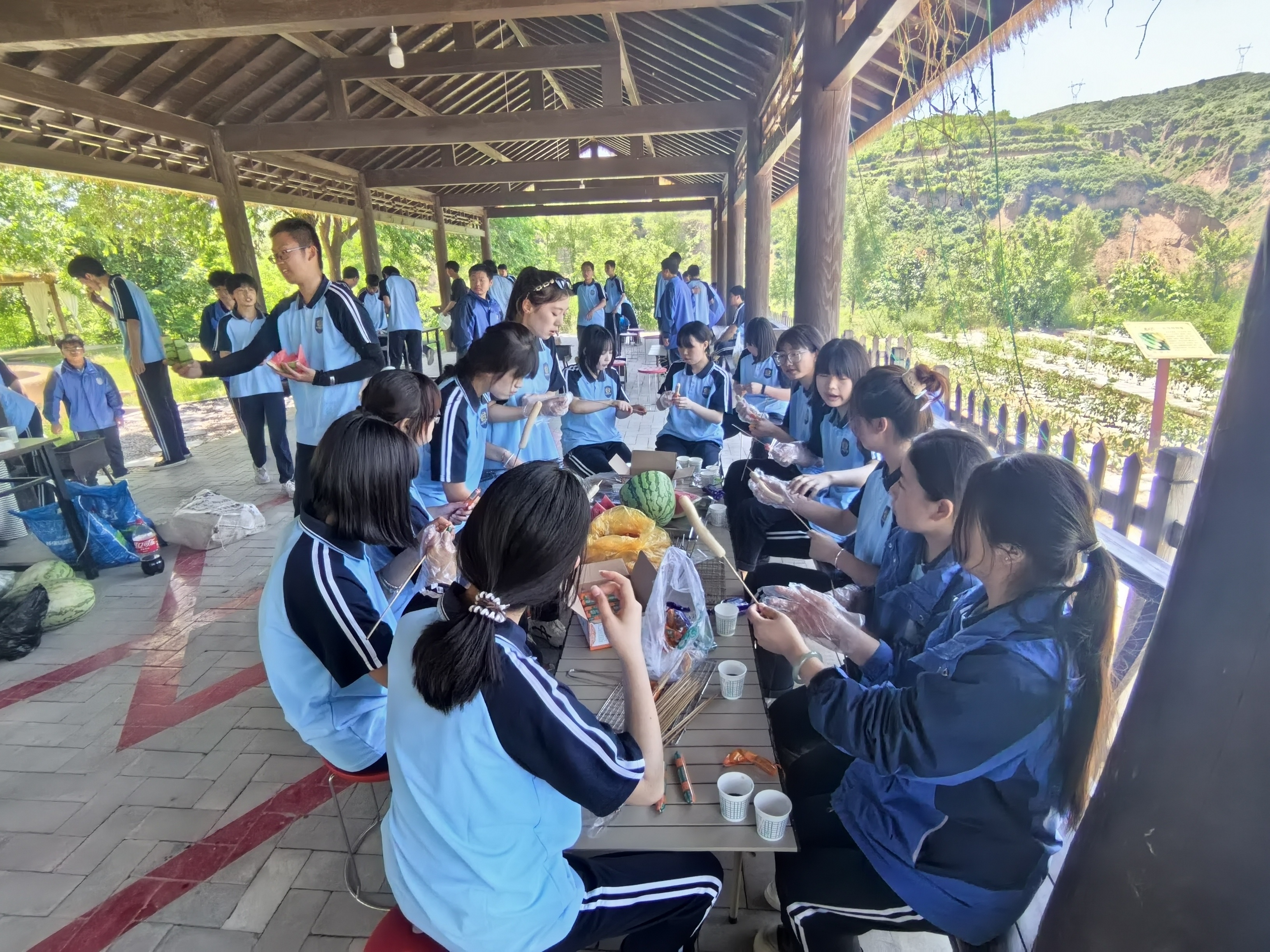 图为红色研学基地里师生正在进行户外生活体验.jpg