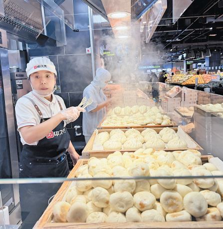 9月12日，信誉楼裕华店一楼超市内，中之杰公司刚出锅的热包子。本报记者 白云摄