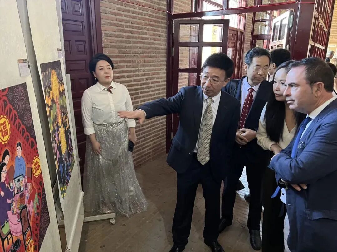 万安农民画在西班牙马德里“中国江西文化走进国际友城”活动中展出。