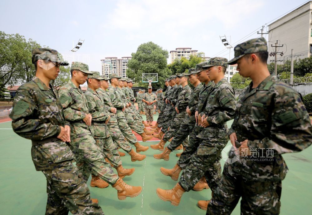 2026年9月15日，江西省吉安市峡江县人民武装部，预定新兵在教官的指导下进行役前教育。