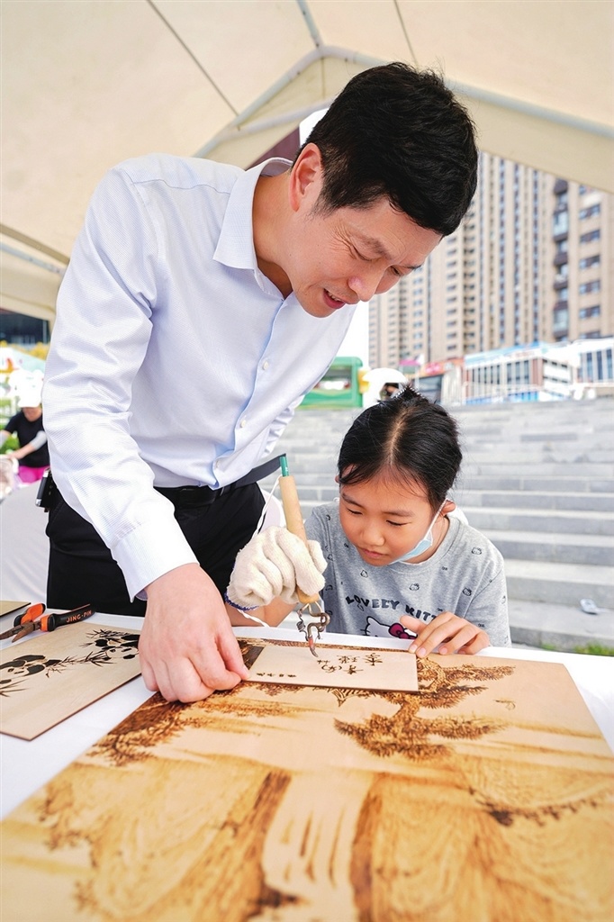 河南非遗烙铁画在菏泽吸引青少年现场体验。胡楚昊 摄