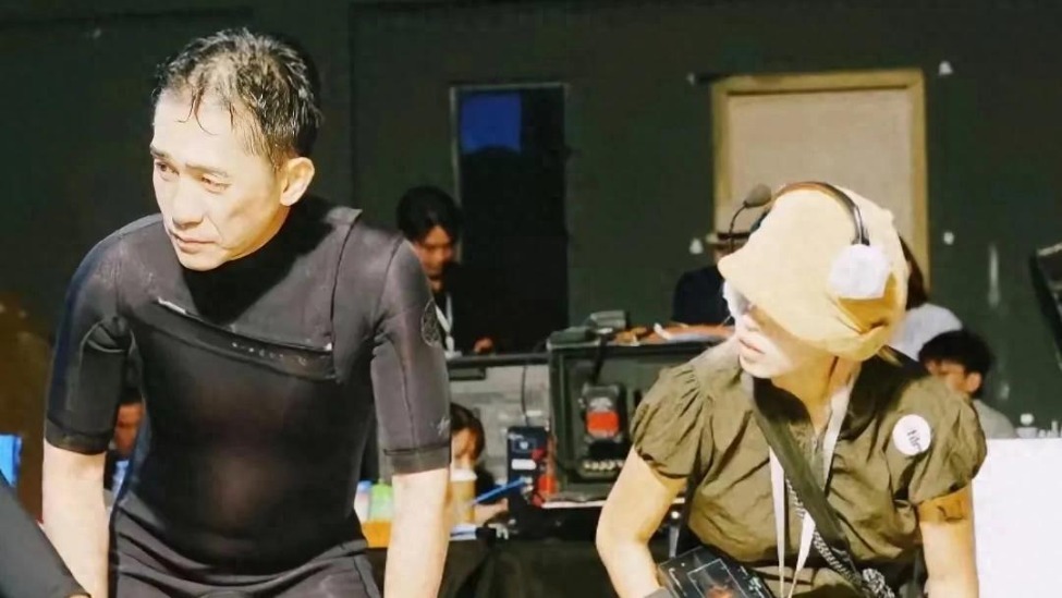 梁朝伟片场工作照曝光，穿黑色紧身潜水服，秃发严重却依旧帅气