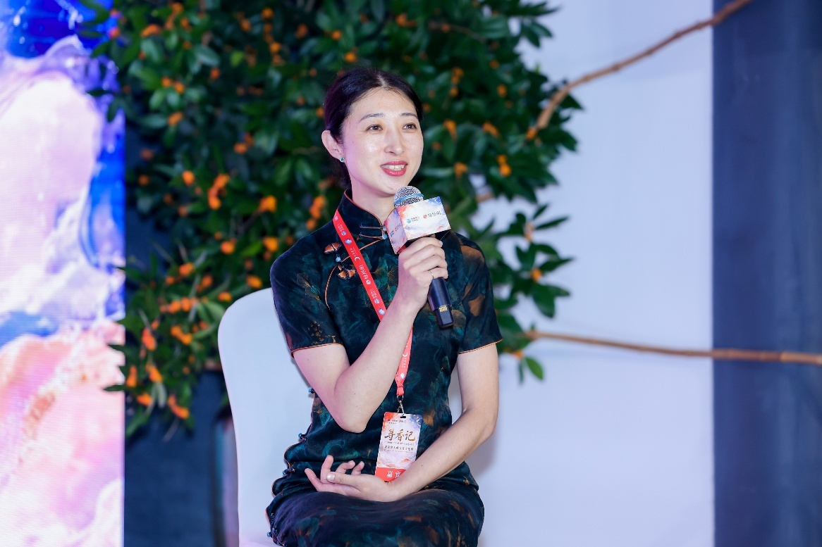 满族传统合香制作技艺非遗代表性传承人韩卓希在沙龙上分享。