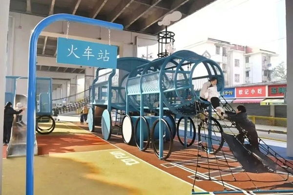 东风路高架桥下,已改造成为市民运动休闲的空间。