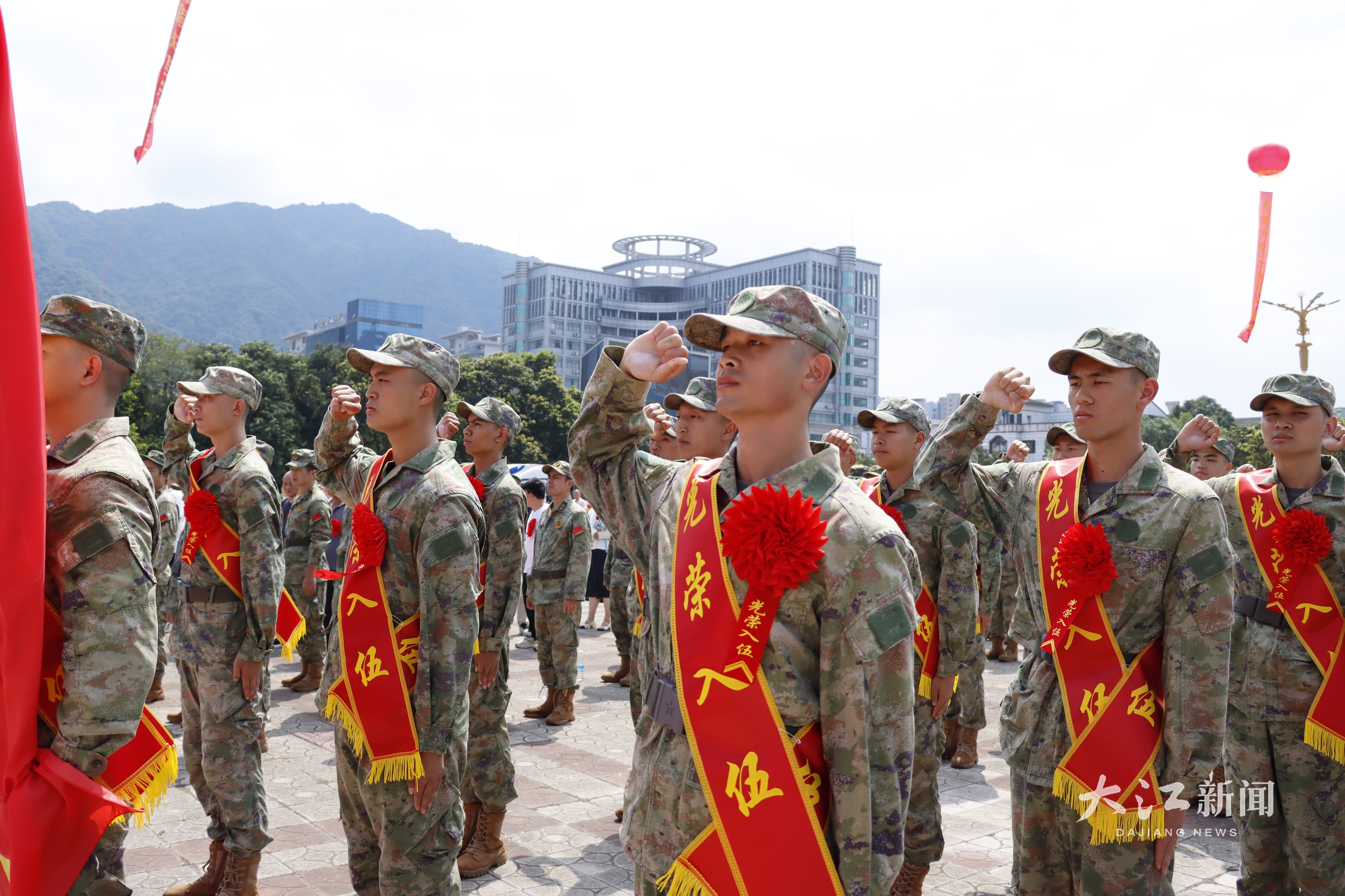▲9月14日，崇义县举行2026年下半年新兵入伍欢送仪式。来自崇义县各乡镇的43名新兵满怀豪情壮志踏上军旅新征程。摄影｜江西日报全媒体记者曹章保