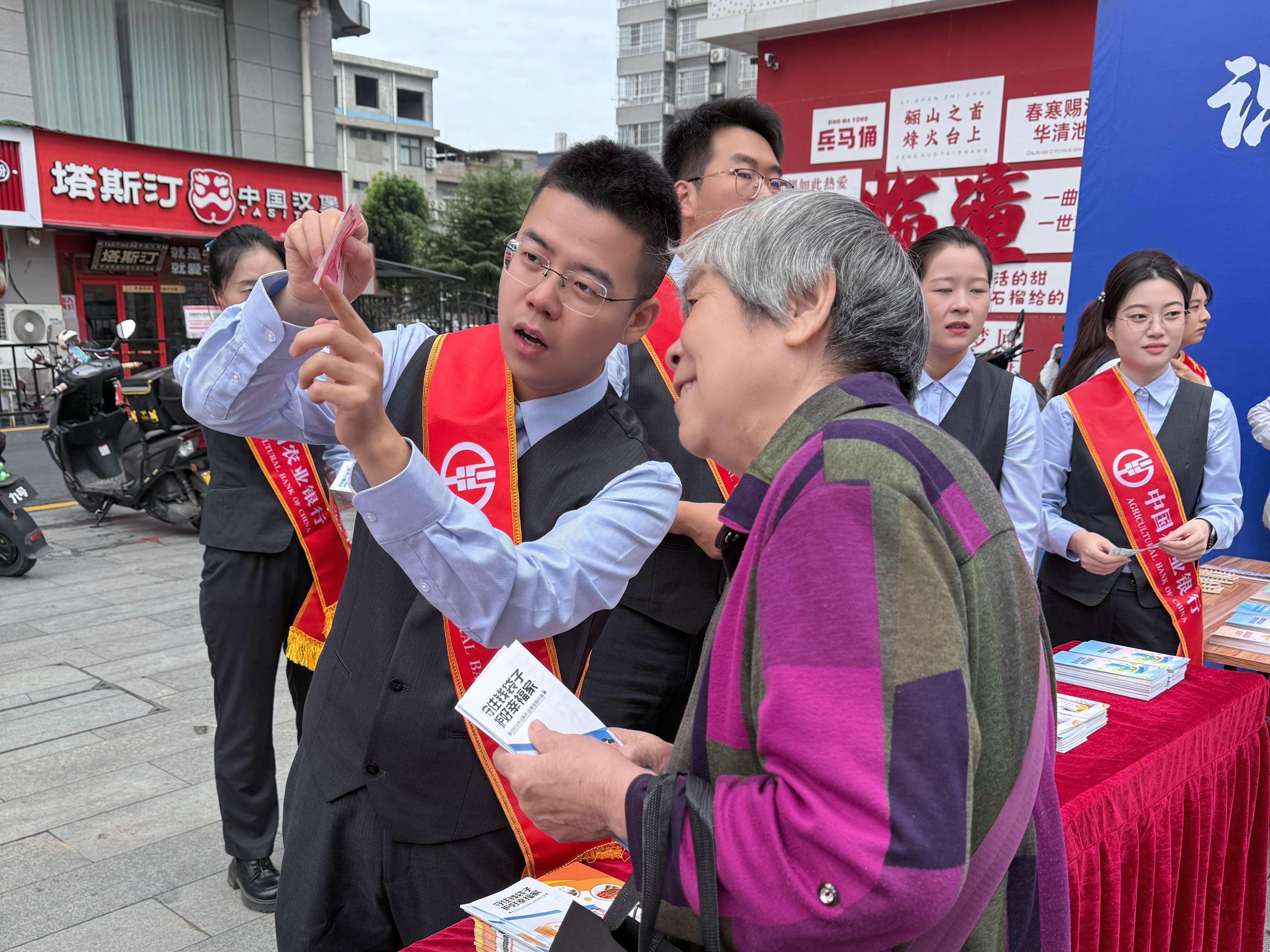 识假拒假防风险 共筑货币安全线——农行西安临潼区支行开展反假货币宣传月活动