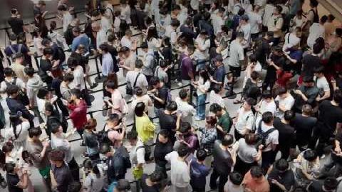 9999元起!iPhone18Pro今日开售,全球果粉排长队抢新机#