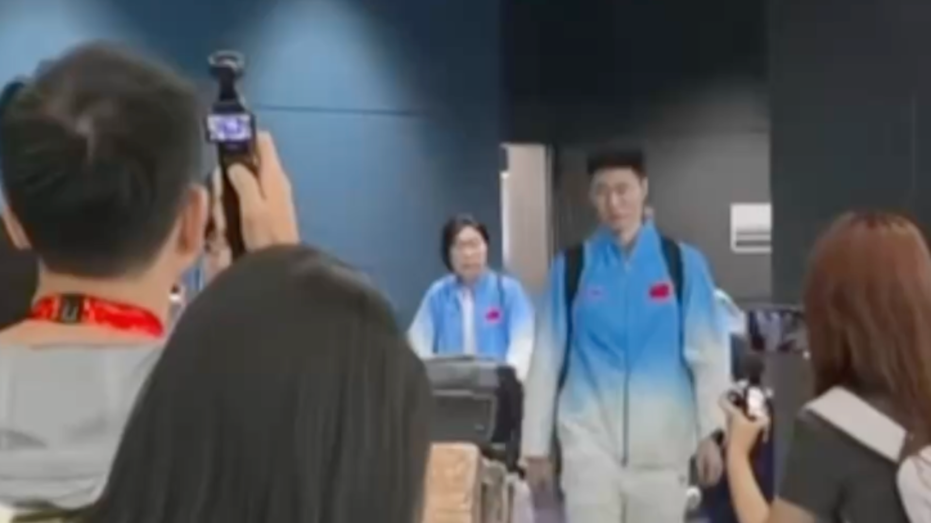 中国运动员赴日本参加亚运会，在名古屋机场干等6小时！现场不提供食品只有水，“这些事比比赛更难”，主办方此前因让运动员住集装箱被吐槽