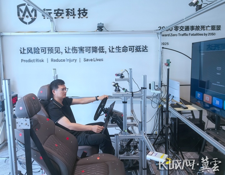 行安科技（河北雄安）有限公司工作人员在测试一款面向碰撞安全的座舱姿态与体型感知系统。长城网&middot;冀云客户端记者 吴新光 摄