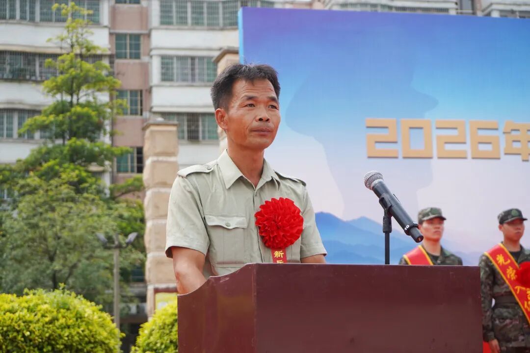 图:新兵家长代表钱汝奇发言