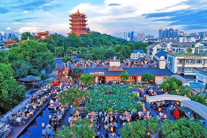 火爆出圈的山顶烧烤·又见黄鹤楼 武汉市商务局供图