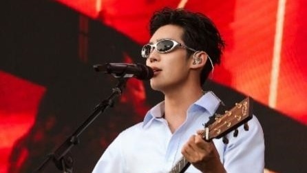 第四届浪潮音乐大赏TOMMY HILFIGER「摩登经典 此刻上演」特别舞台上演 于适原创表达呈现唱响摩登美学