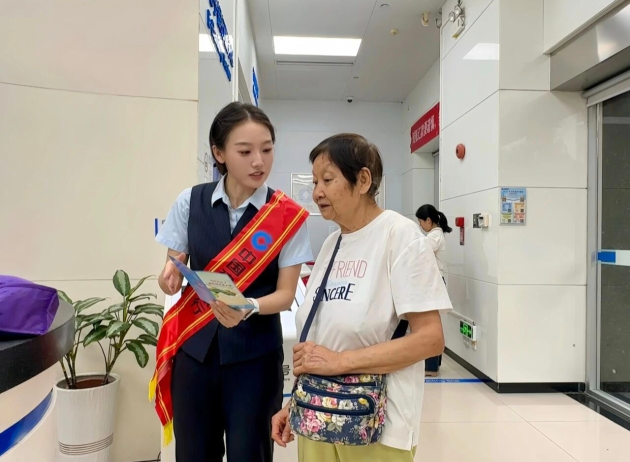 建行工作人员向社区居民宣讲反诈、防范非法集资等非法金融活动等知识