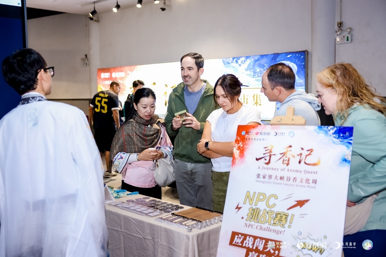 图集丨中国香创产品琳琅满目，中外游客争相体验
