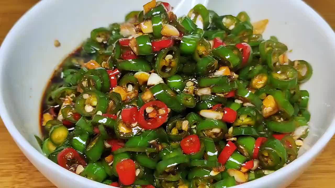 自从学会做这个酱辣椒，我家7天没炒过菜，下饭配粥配粉面绝了
