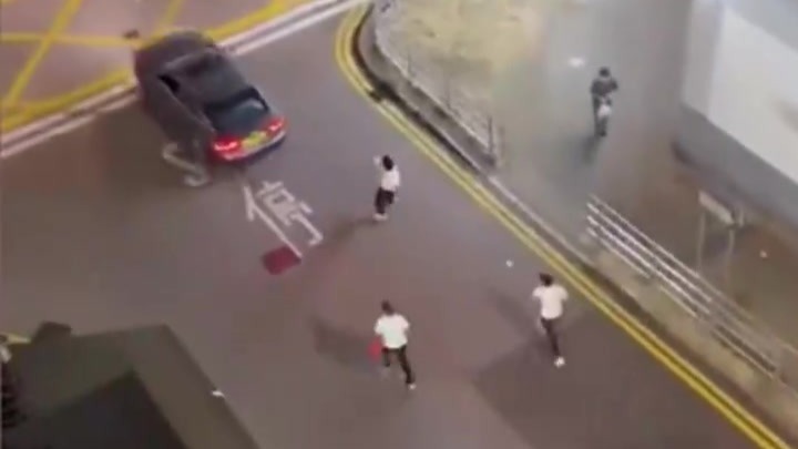 香港街头有黑帮非法集结，多人追着一部私家车投掷玻璃瓶